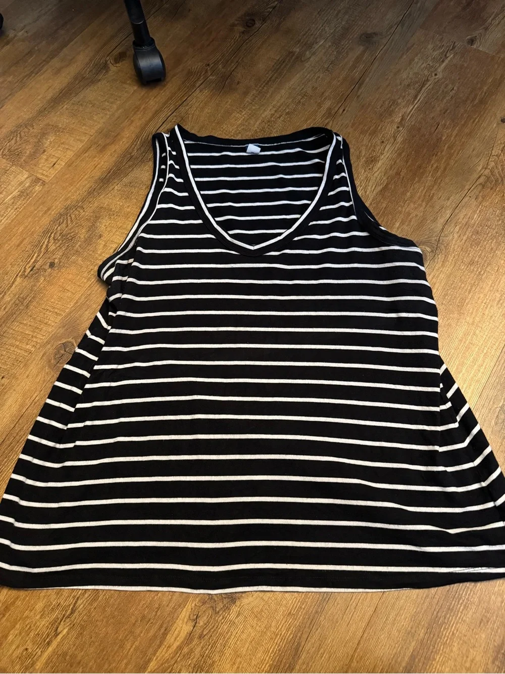 Old Navy Black and White Striped V-Neck Tank - Picture 2 of 4
